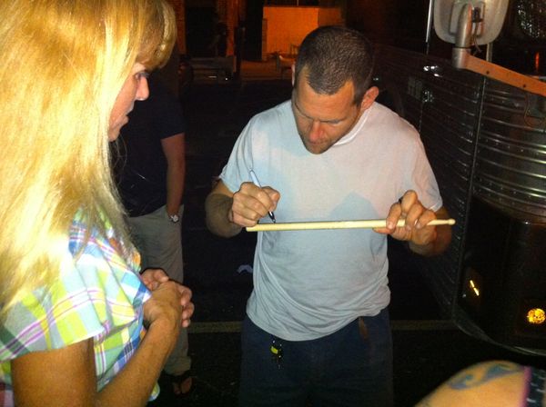 PH Naffah
Scott gets his drumstick signed.
